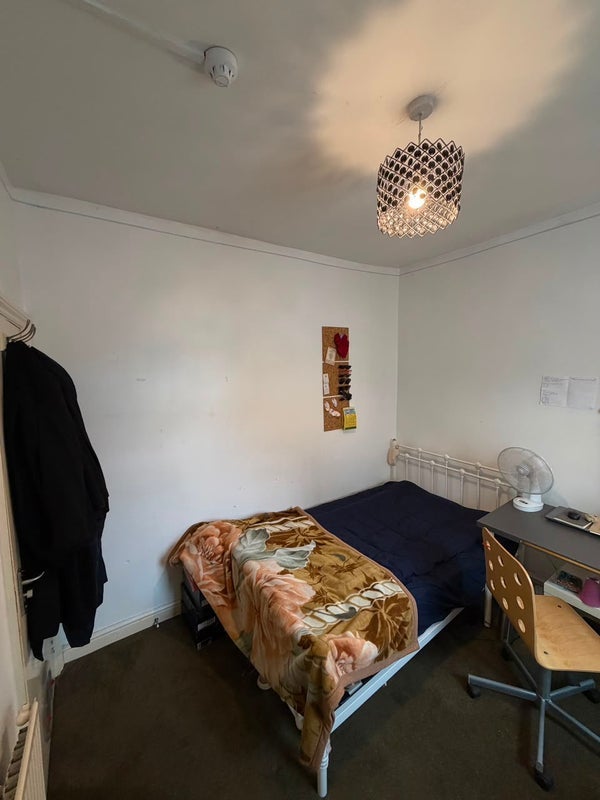 Room Curwen Avenue in Greater London