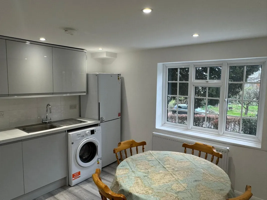 Flat Fallowfield Close in Greater London
