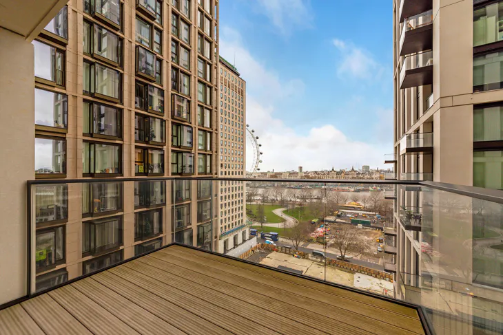 Flat Belvedere Road in Greater London