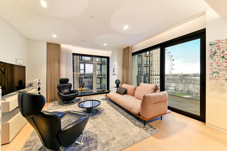 Flat Belvedere Road in Greater London