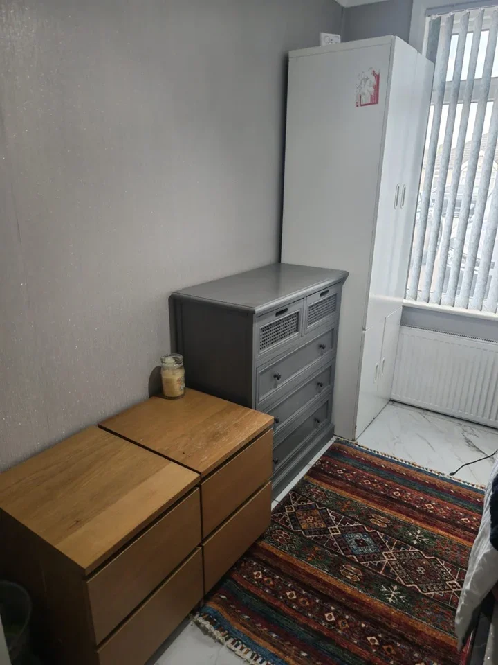 Room Pinkwell Avenue in Greater London