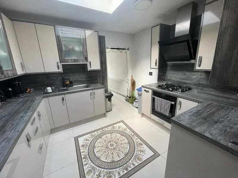 Room Pinkwell Avenue in Greater London