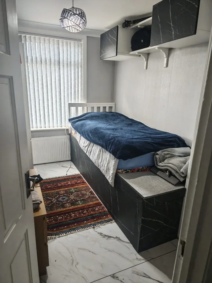 Room Pinkwell Avenue in Greater London