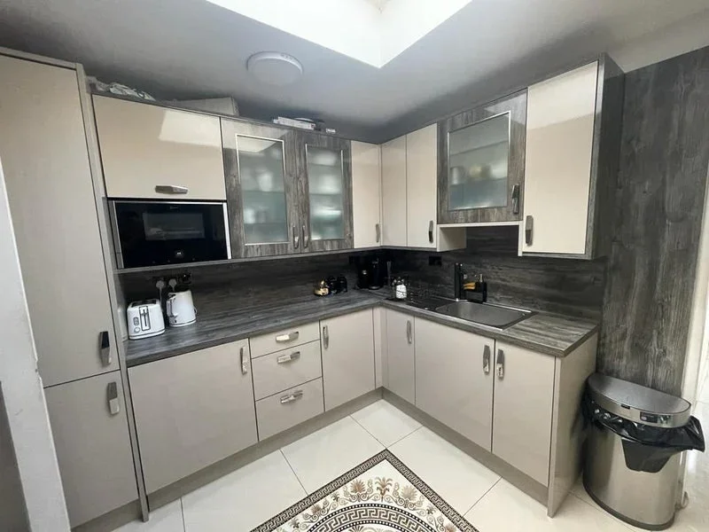 Room Pinkwell Avenue in Greater London