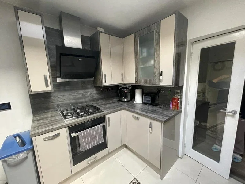 Room Pinkwell Avenue in Greater London