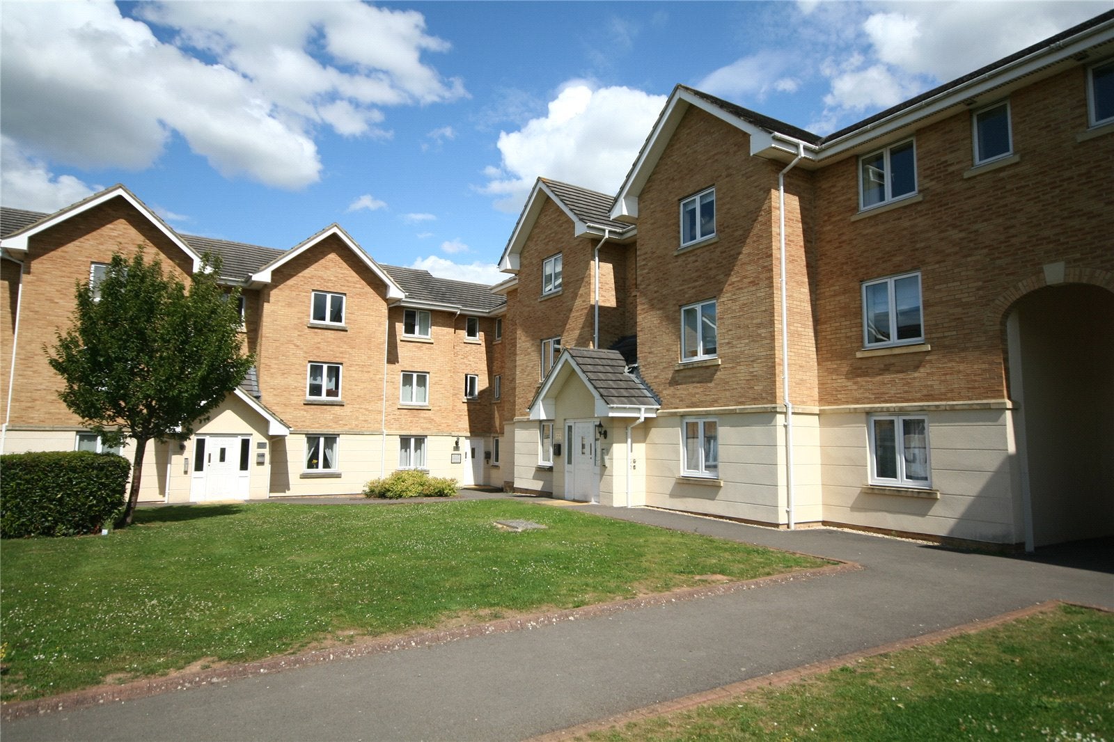 Flat Lloyd Close in Cheltenham