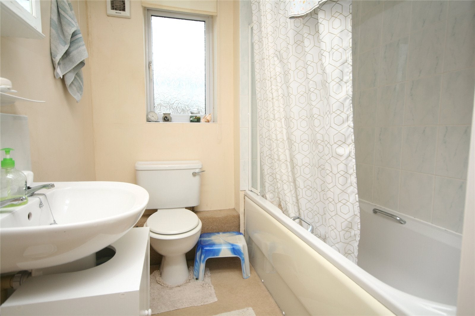 Flat Lloyd Close in Cheltenham