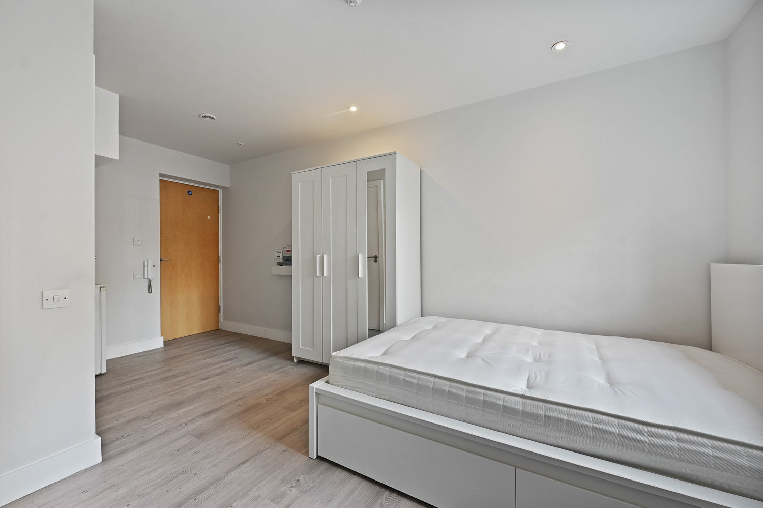Room Westland Road in Watford