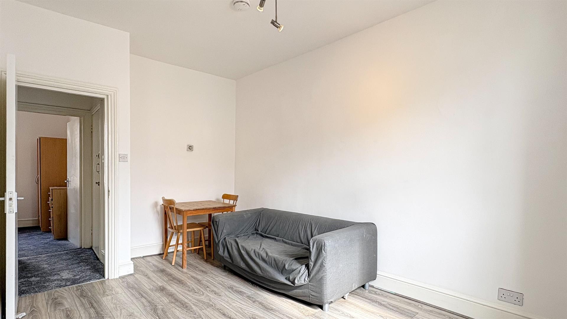 Flat Ladbroke Crescent in Greater London