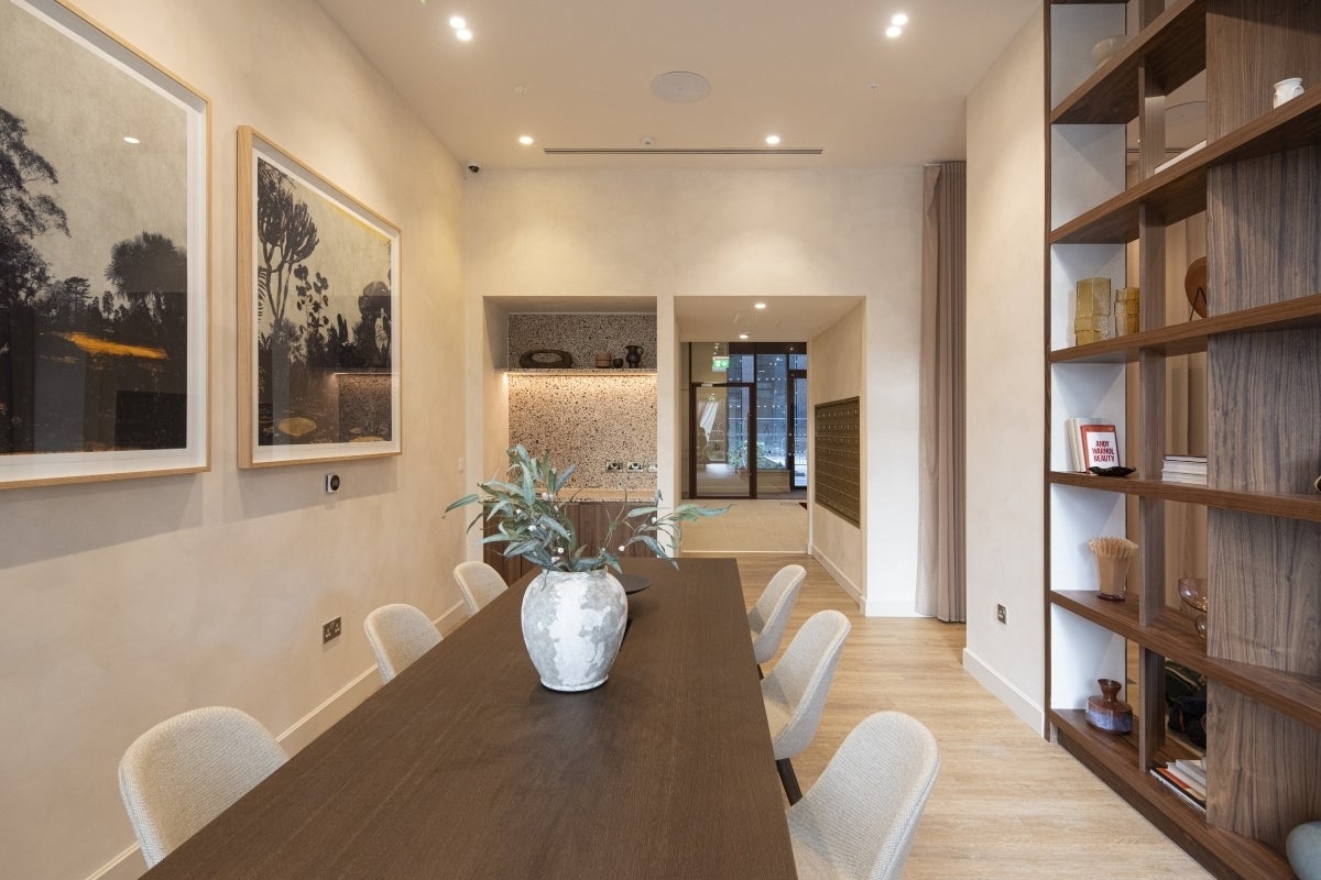 Flat Clements Road in Greater London