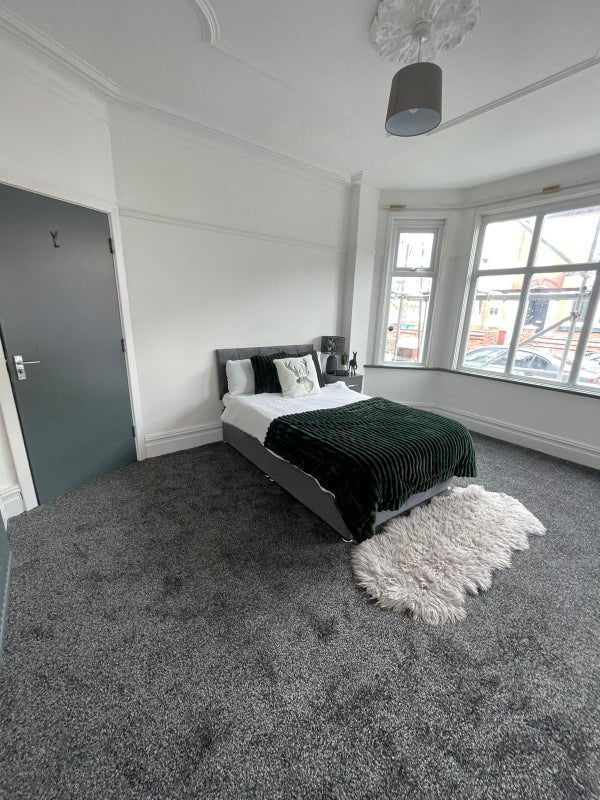 Room Denison Road in Manchester