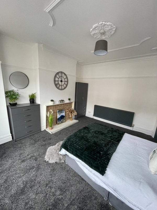 Room Denison Road in Manchester