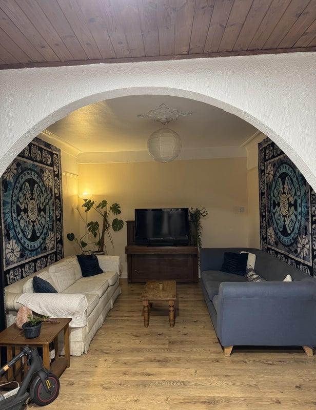 Room Downhills Way in Greater London