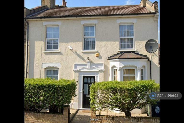 Flat Leslie Road in Greater London