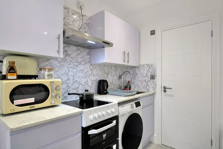 Room Ryefield Avenue in Greater London