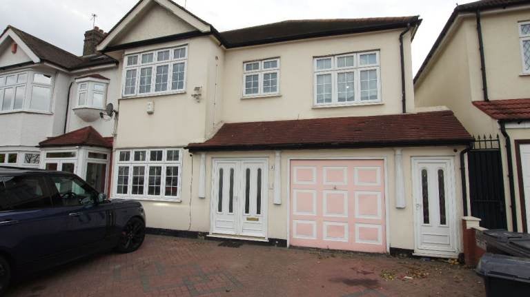 House Evanston Gardens in Greater London