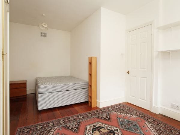 House Ashchurch Grove in Greater London