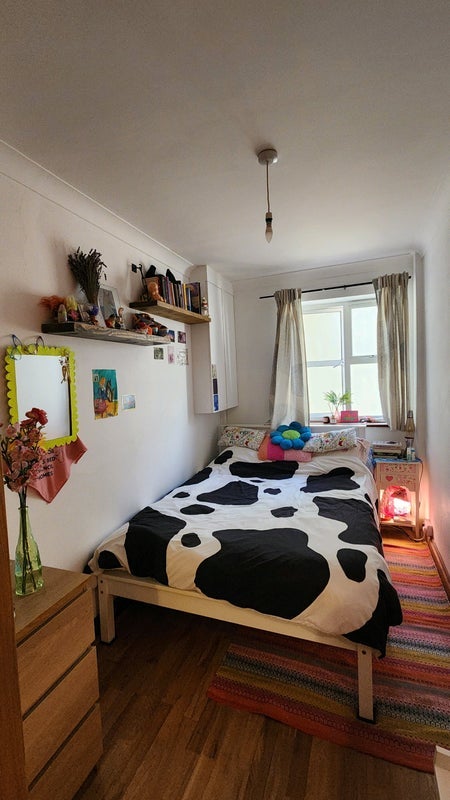 Flat Nevill Road in Greater London