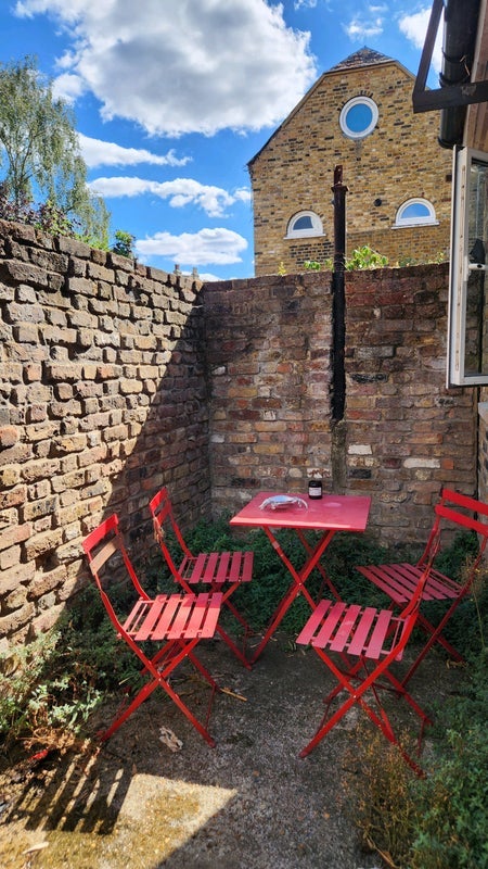 Flat Nevill Road in Greater London