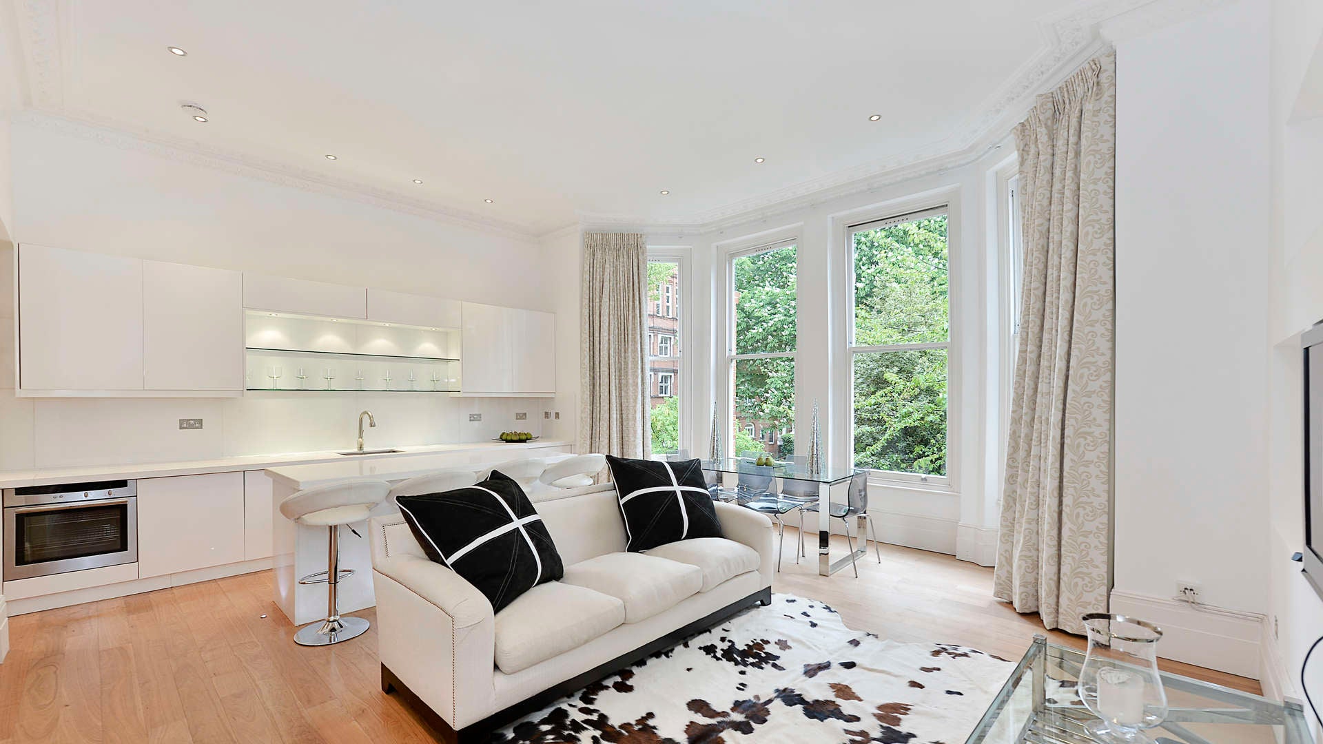 Flat Hollywood Road in Greater London
