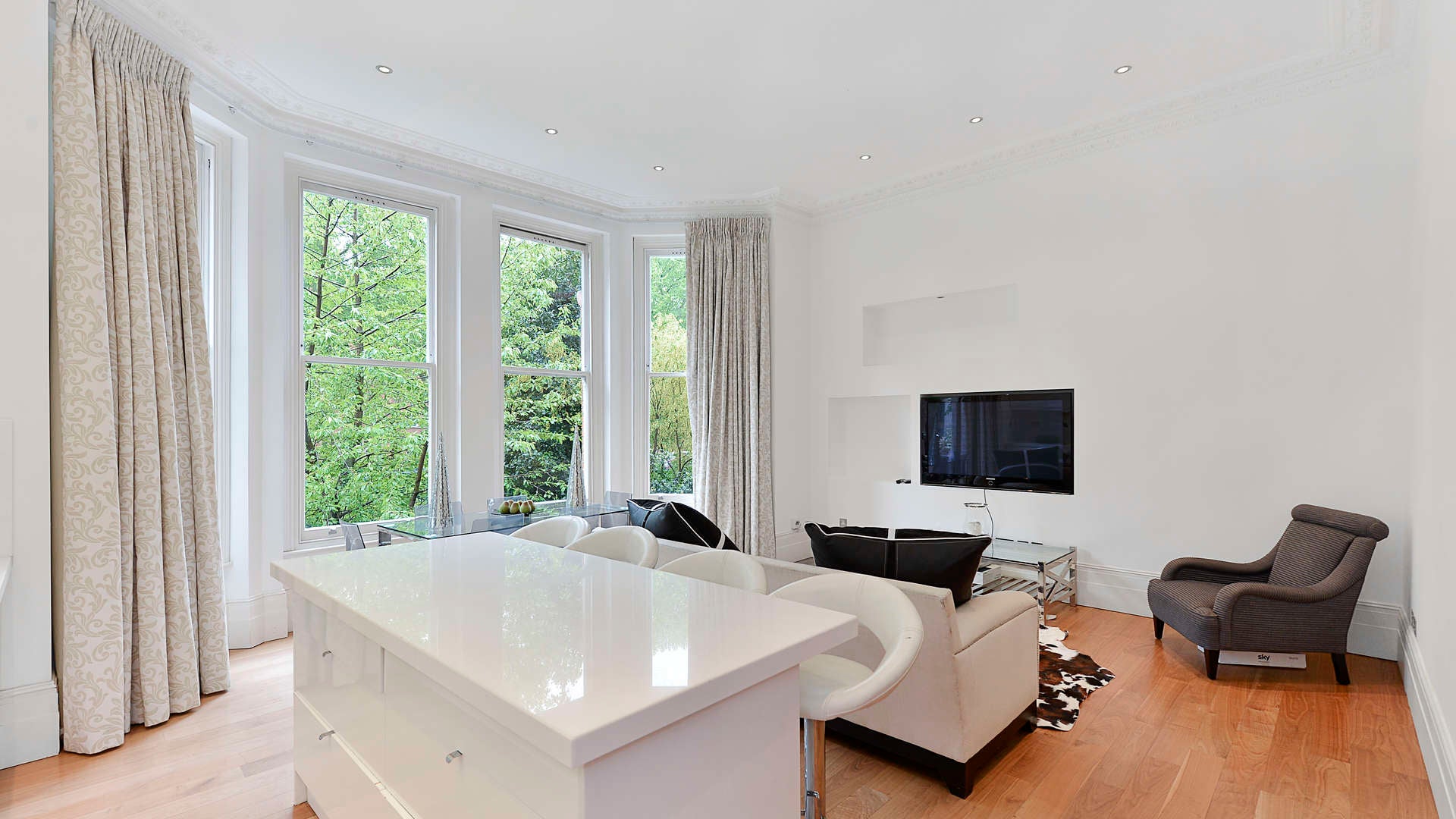 Flat Hollywood Road in Greater London