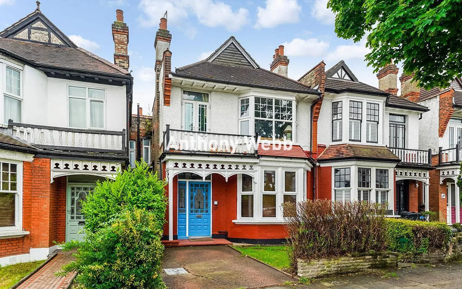 Flat Fox Lane in Greater London