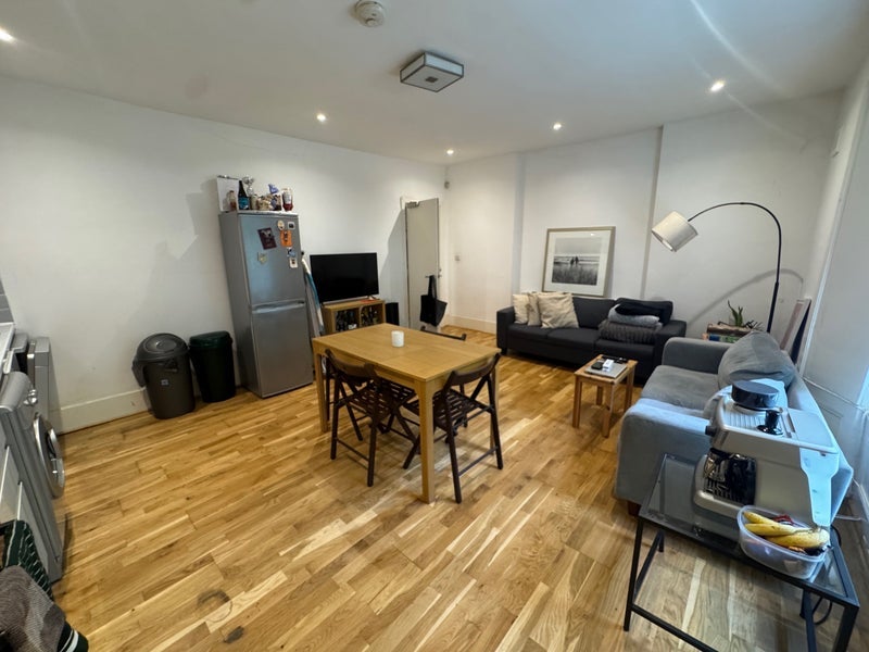 Flat Hartham Road in Greater London