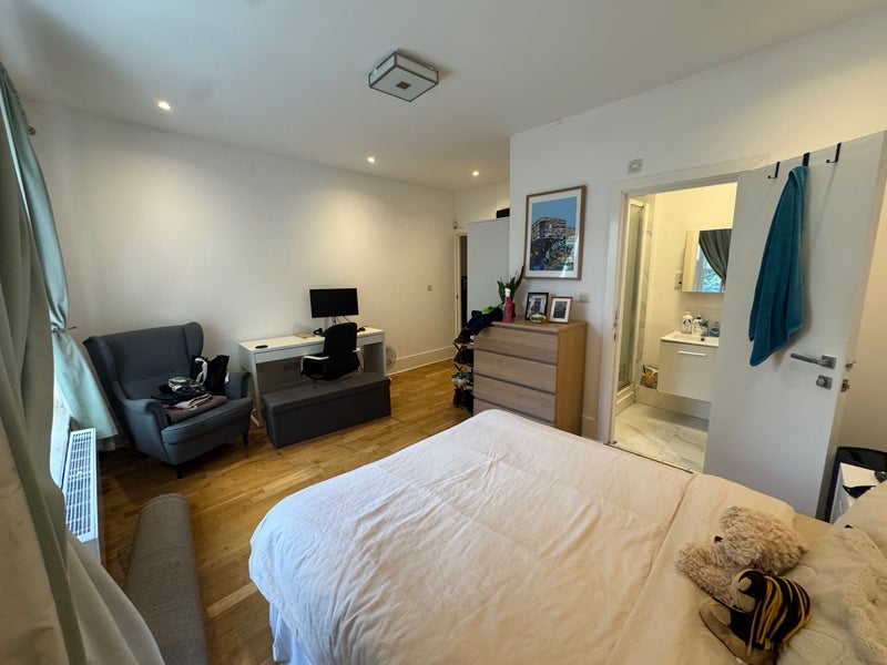 Flat Hartham Road in Greater London