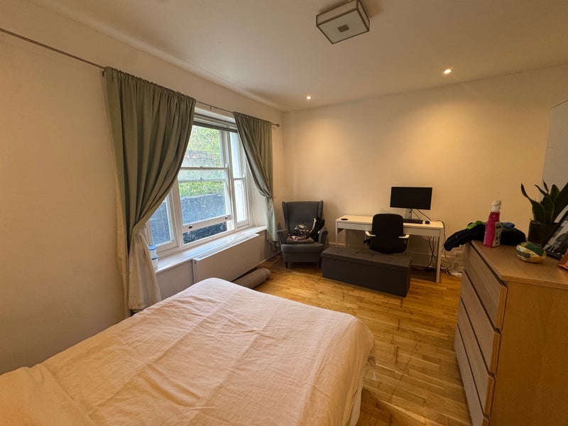 Flat Hartham Road in Greater London