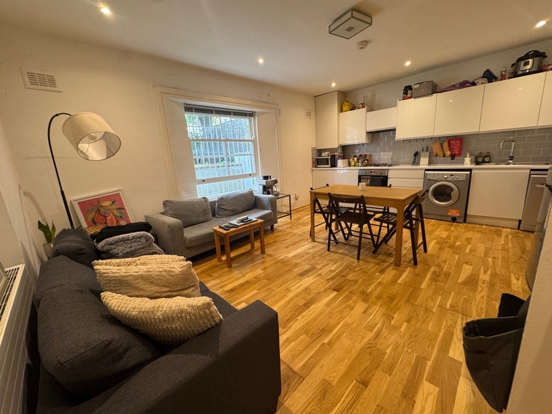 Flat Hartham Road in Greater London