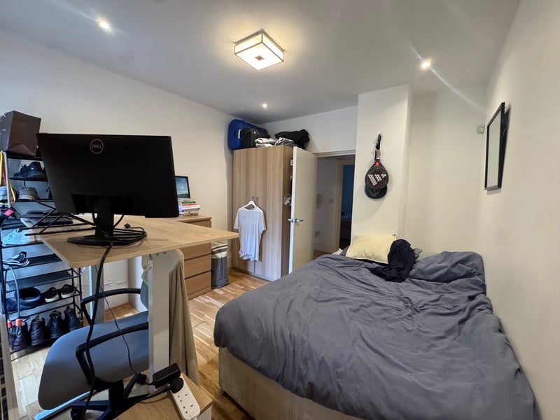 Flat Hartham Road in Greater London