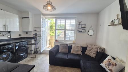 Flat Staines Square in Dunstable