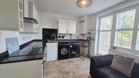Flat Staines Square in Dunstable