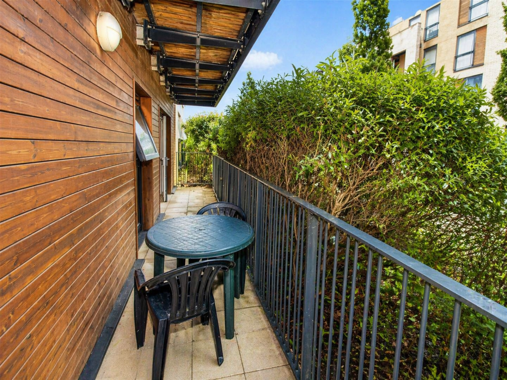 Flat Letchworth Road in Greater London