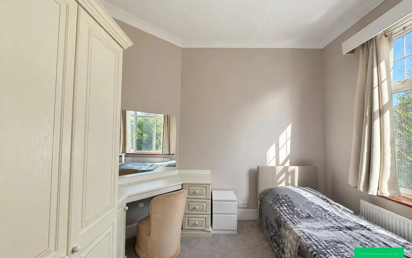 Room Friern Barnet Lane in Greater London