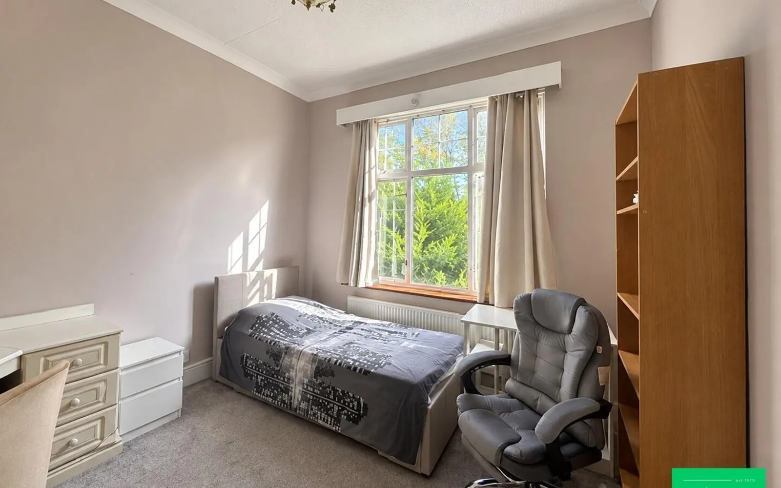 Room Friern Barnet Lane in Greater London