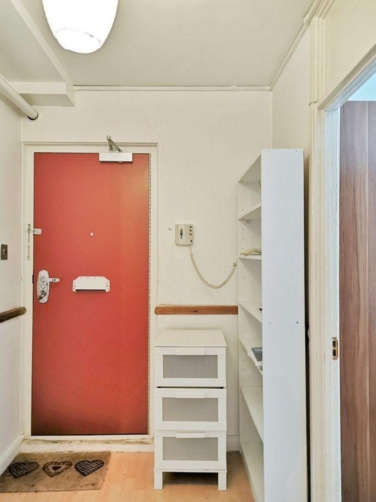Flat Orde Hall Street in Greater London