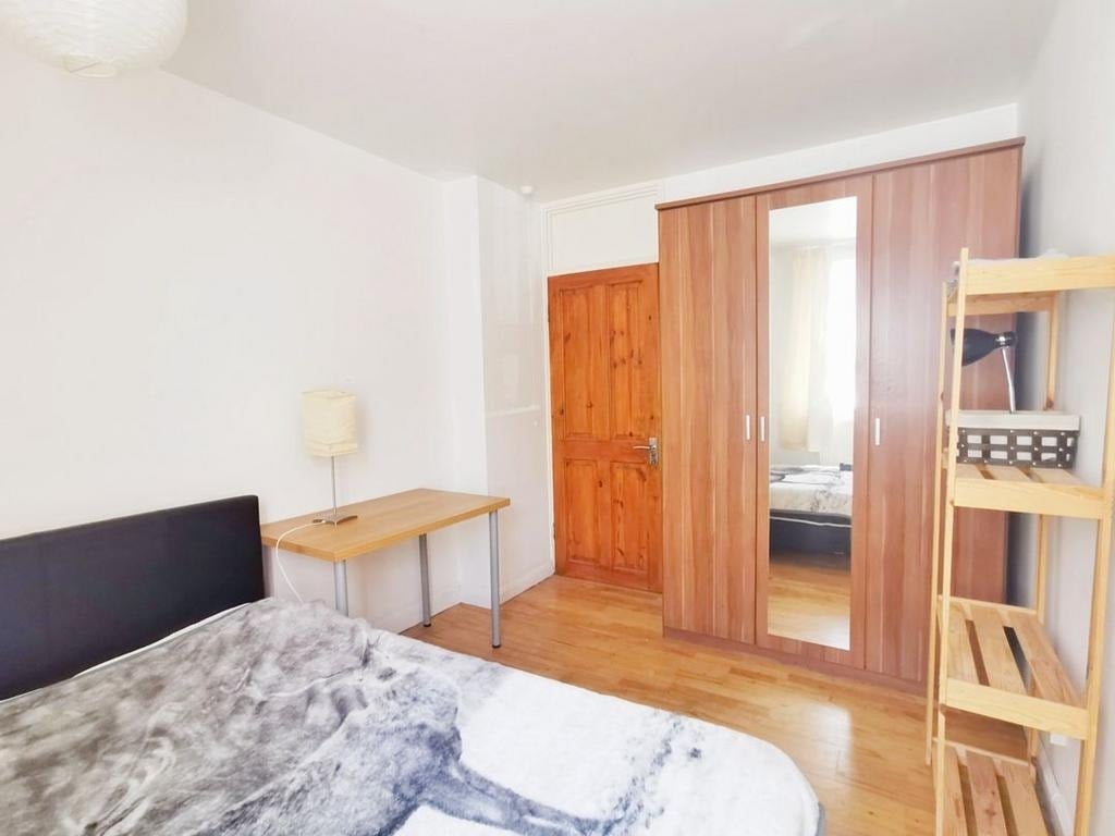 Flat Orde Hall Street in Greater London