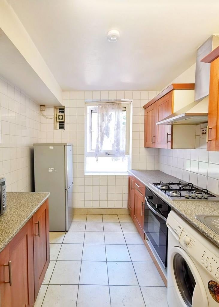 Flat Orde Hall Street in Greater London