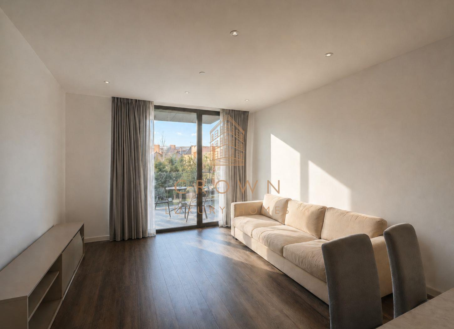 Flat Piazza Walk in Greater London
