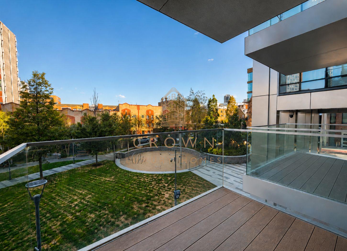 Flat Piazza Walk in Greater London