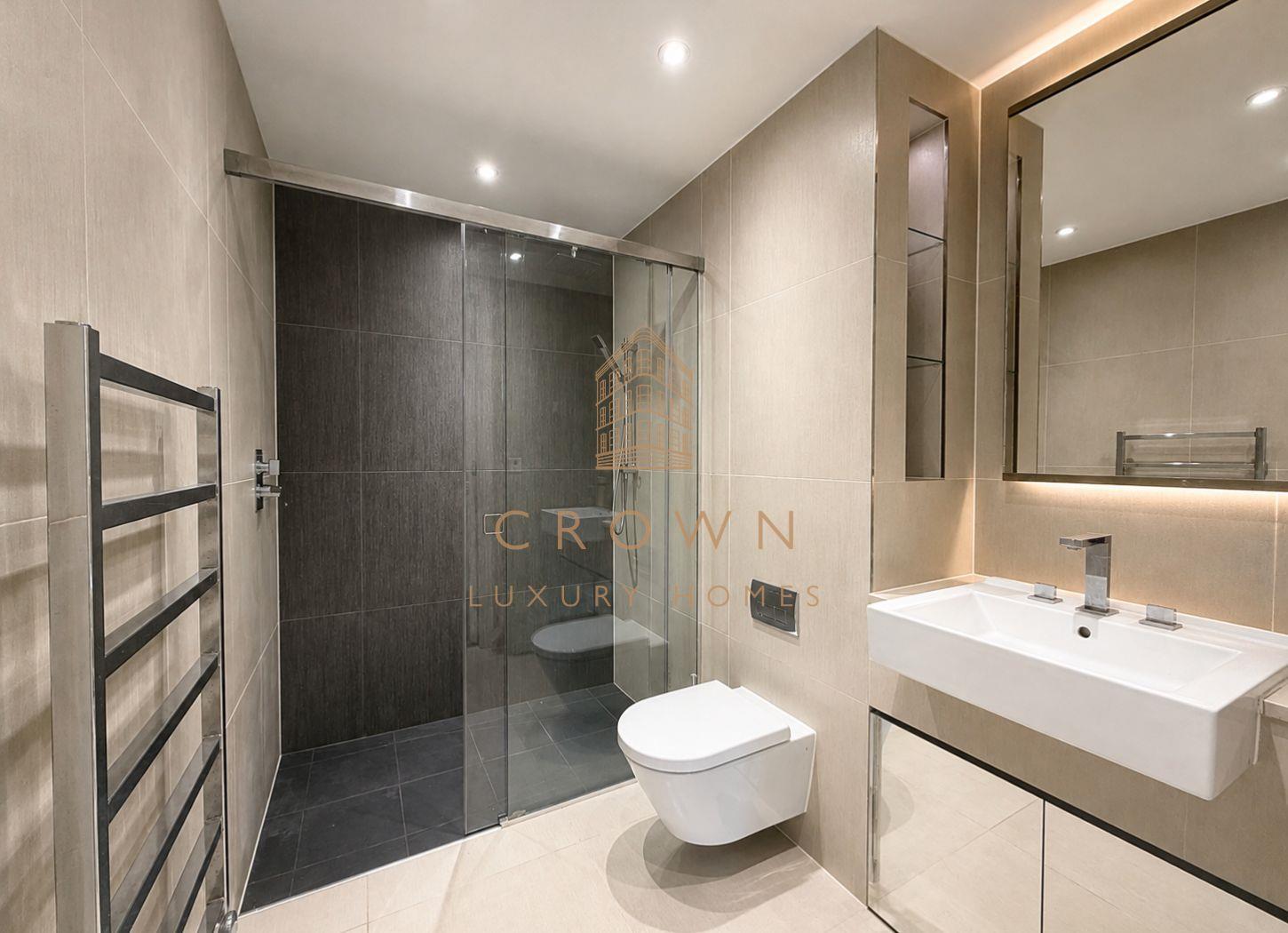Flat Piazza Walk in Greater London