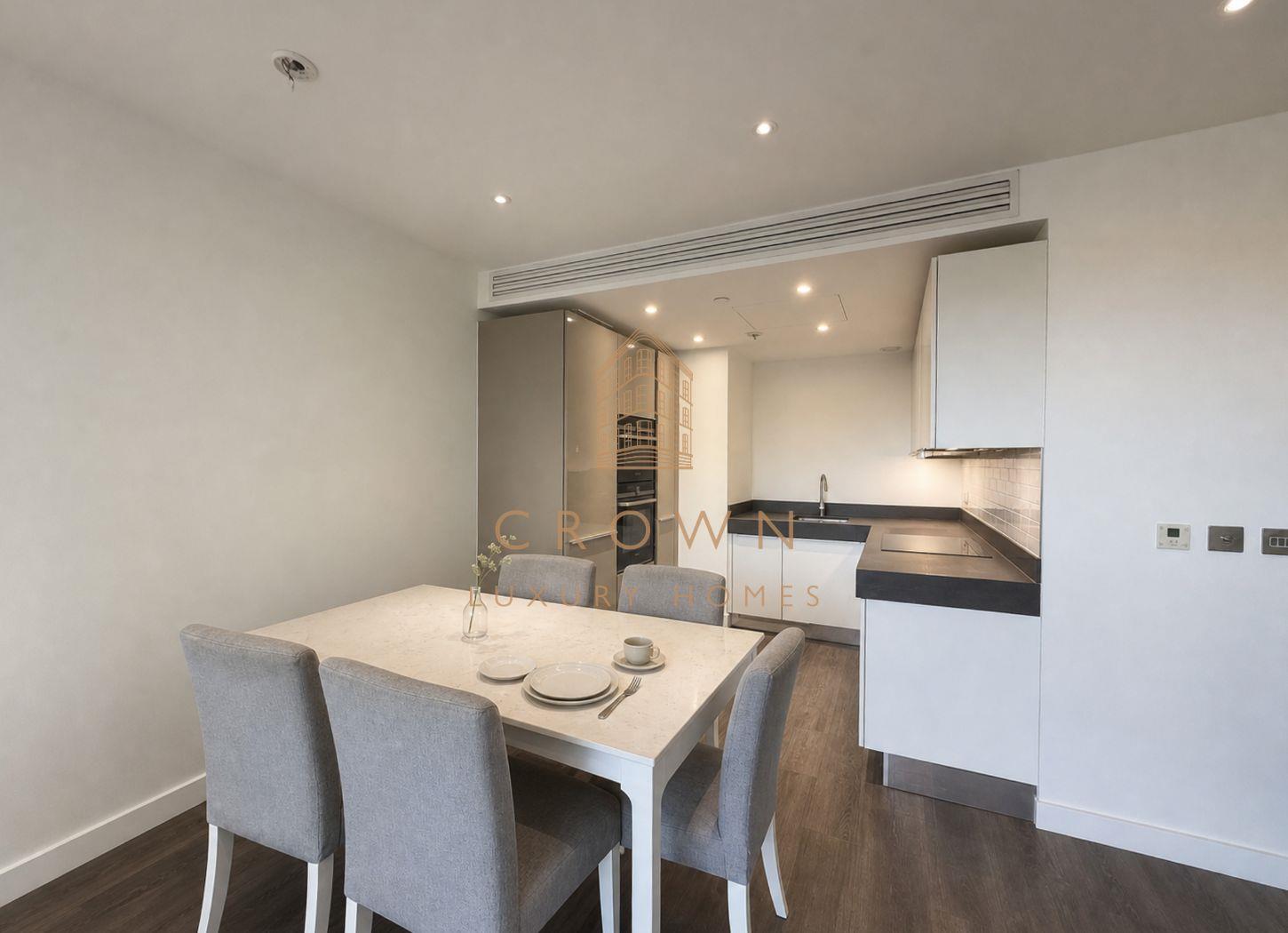 Flat Piazza Walk in Greater London