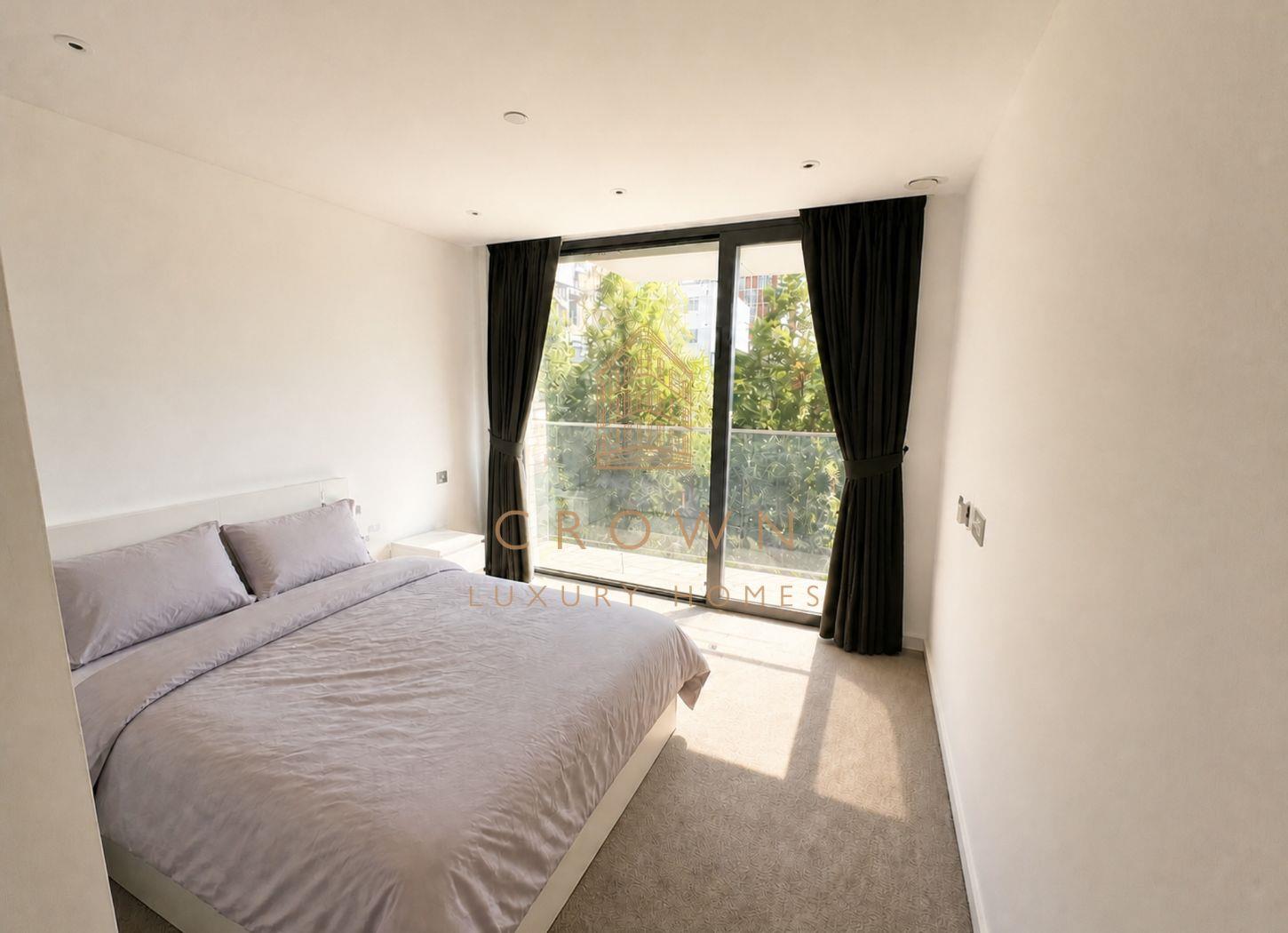 Flat Piazza Walk in Greater London