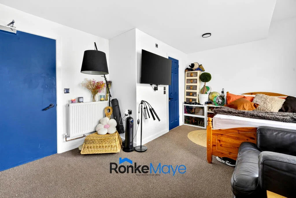 Room Farley Road in London