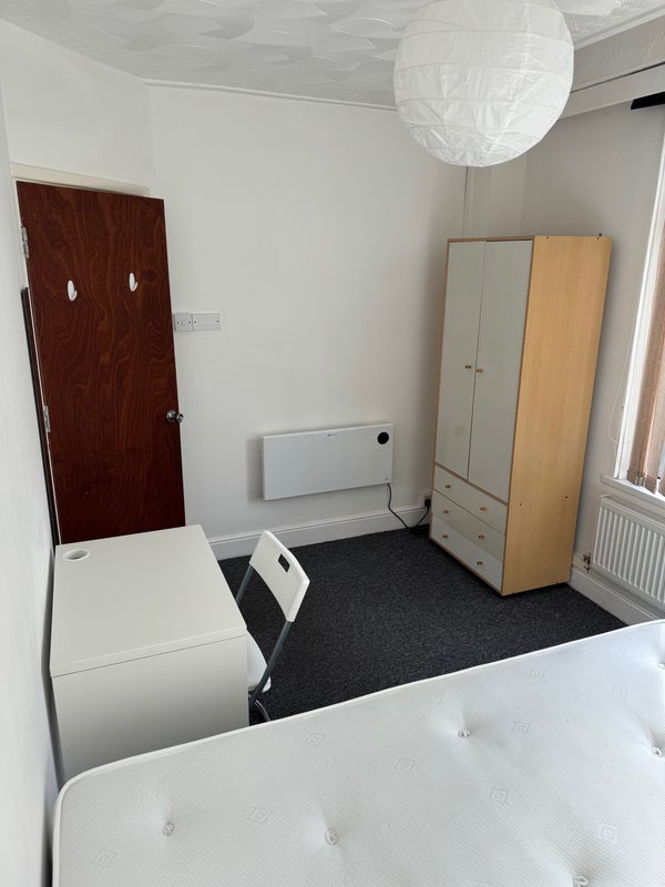 Room Queen Street in Pontypridd