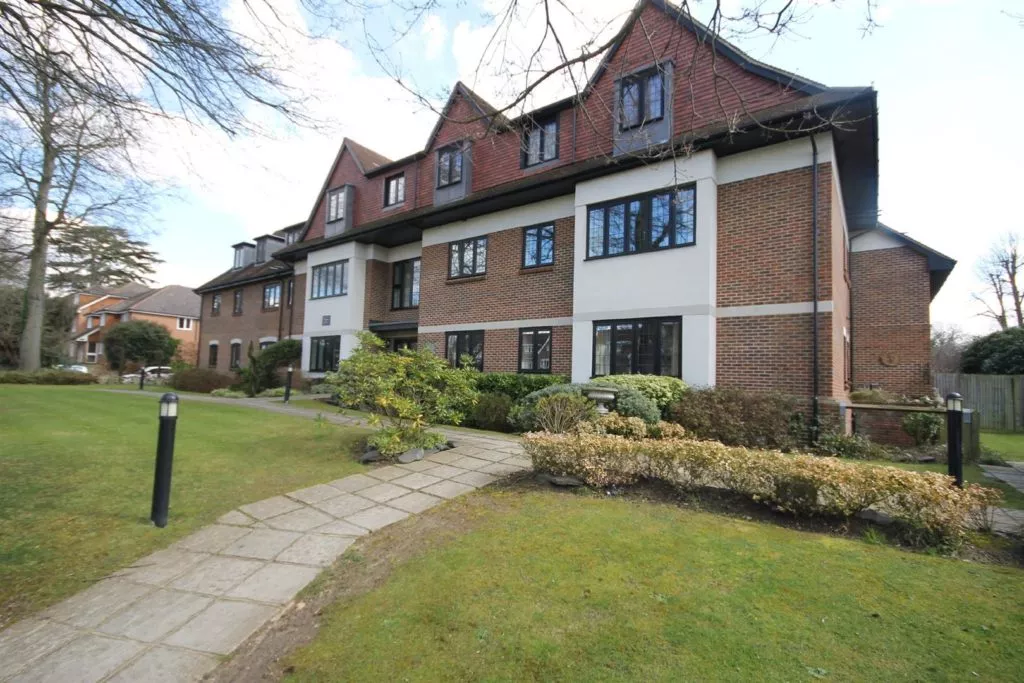 Flat Fortyfoot Road in Mole Valley