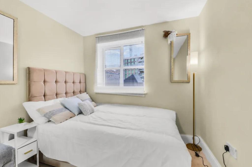 Flat Otter Close in Greater London