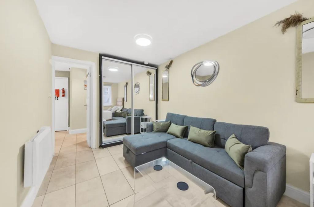 Flat Otter Close in Greater London