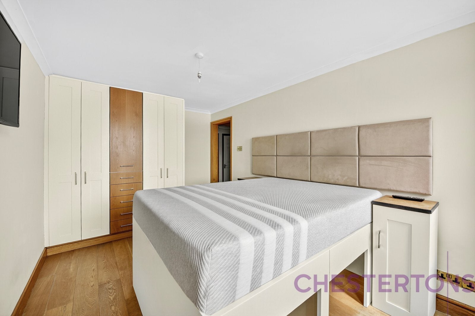 Flat Pepper Street in Greater London